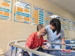 从被照料者到守护者：一名福利院“女儿”的温情接力